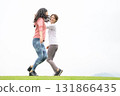兩名女子跑步時擊掌 131866435