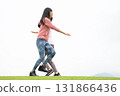 兩名女子跑步時擊掌 131866436