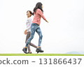兩名女子跑步時擊掌 131866437
