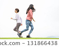 兩名女子跑步時擊掌 131866438