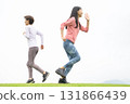 兩名女子跑步時擊掌 131866439