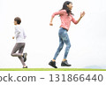 兩名女子跑步時擊掌 131866440