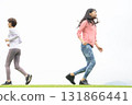 兩名女子跑步時擊掌 131866441