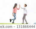 兩名女子跑步時擊掌 131866444