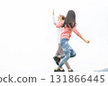 兩名女子跑步時擊掌 131866445
