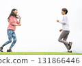 兩名女子跑步時擊掌 131866446