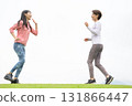 兩名女子跑步時擊掌 131866447