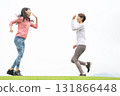 兩名女子跑步時擊掌 131866448