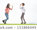 兩名女子跑步時擊掌 131866449