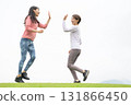 兩名女子跑步時擊掌 131866450