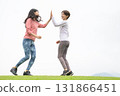 兩名女子跑步時擊掌 131866451