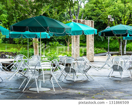 雨後的公園風景：遮陽傘、桌椅 131866509