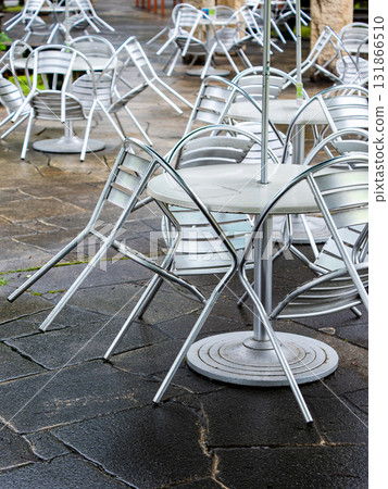 雨後的公園風景：遮陽傘、桌椅 131866510