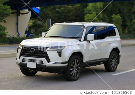 Luxury SUV image 131866568