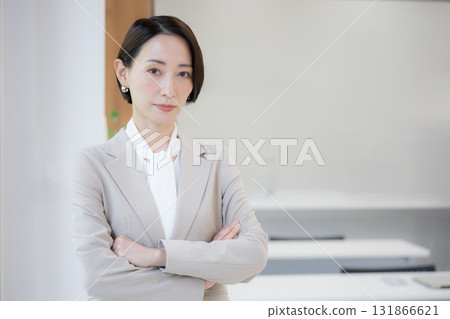 穿西裝的女人、顧問、招募人員等，工作變動，嚴肅認真的表情，看著鏡頭，職涯發展 131866621