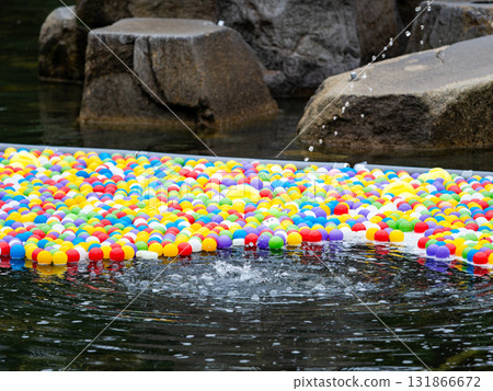 漂浮在水中的色球 131866672