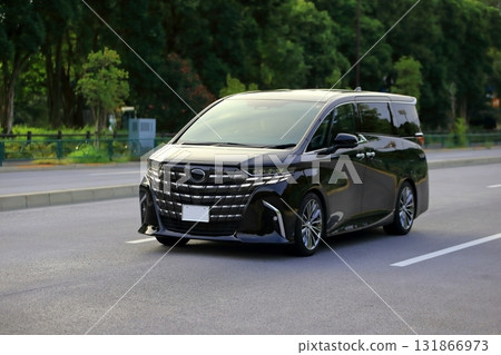 豪華黑色小型貨車的圖像 131866973