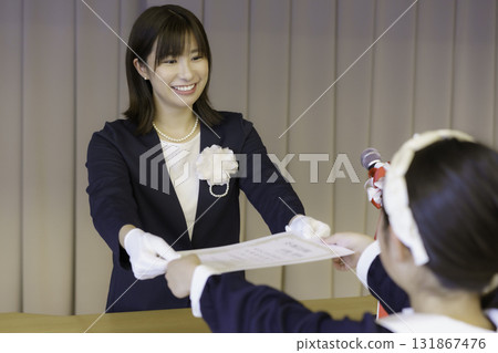 畢業典禮：小學生領取畢業證書。照片由電波學園東京電子大學提供。 131867476