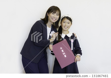 畢業典禮：小學生領取畢業證書。照片由電波學園東京電子大學提供。 131867481