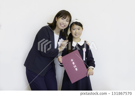 畢業典禮：小學女生和老師手持畢業證書。照片由電波學園東京電子大學提供 131867570