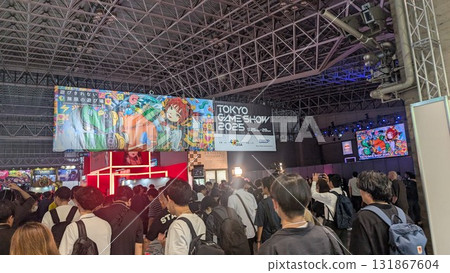 2025年東京電玩展會場場景(參觀者聚集在熱門攤位) 2025年東京電玩展會場場景(參觀者聚集在熱門攤位) 131867604