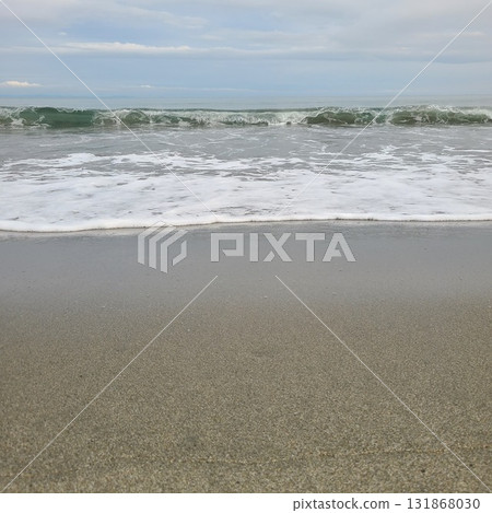 浪潮在沙灘上擊敗 131868030