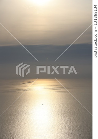 清晨的陽光照射著海面，一片寧靜的景象 131868134