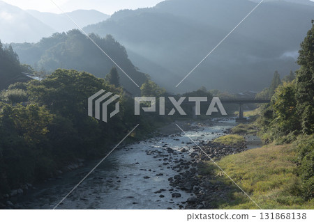 清晨薄霧籠罩的山谷和清澈的溪流 131868138