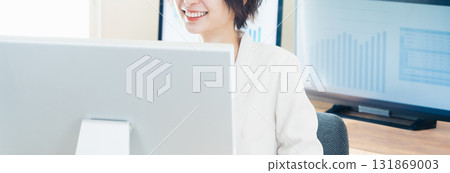 使用數位轉型工具的女商人 131869003