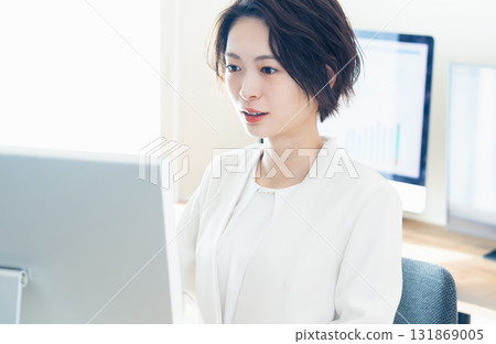 使用數位轉型工具的女商人 131869005
