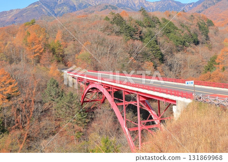 秋葉覆蓋的東澤橋和八岳 131869968