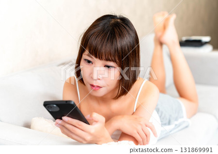 接觸智能手機的一個少婦 接觸智能手機的一個少婦 131869991