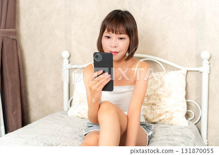 接觸智能手機的一個少婦 接觸智能手機的一個少婦 131870055