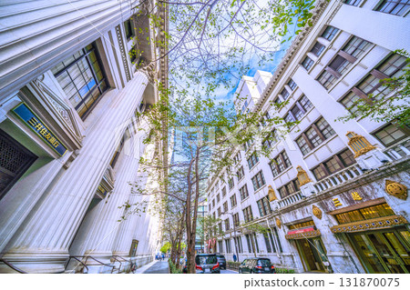 日本東京城市景觀。江戶櫻花街等地的景色。單行道……令人驚訝的是,右側還停著汽車。 日本東京城市景觀。江戶櫻花街等地的景色。單行道……令人驚訝的是,右側還停著汽車。 131870075