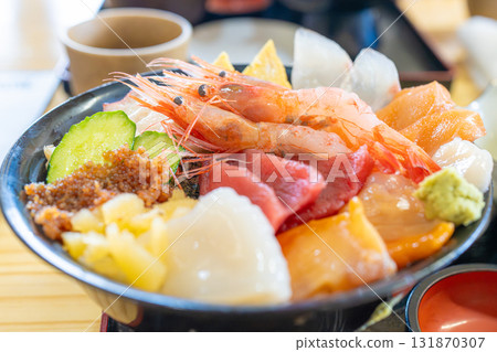 Hokkaido seafood bowl 131870307