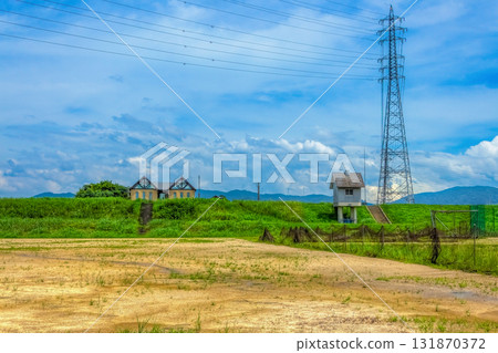 沐浴夏日陽光的河畔風景 131870372