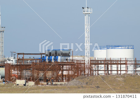 The oil refinery 131870411