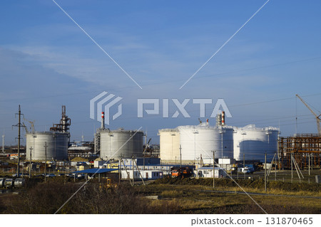 Refinery. Reservoirs for storage of refinery products. Rectification columns. Refinery. Reservoirs for storage of refinery products. Rectification columns. 131870465