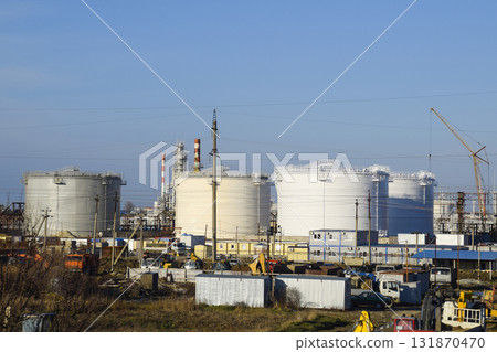 Refinery. Reservoirs for storage of refinery products. Rectification columns. 131870470