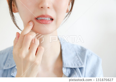 女人扭曲她的臉 131870827