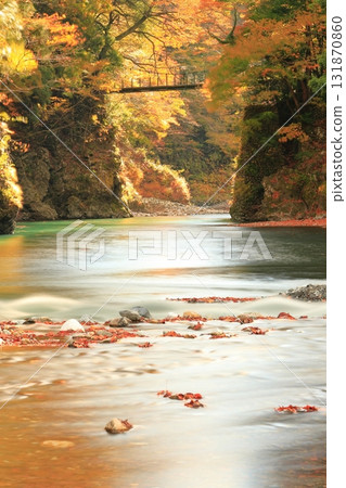 Autumn leaves in the Hikawa Valley 131870860