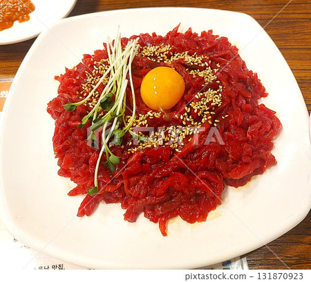 鮮韓式生煎：一道韓國傳統菜餚，配有閃亮的蛋黃和芝麻 131870923