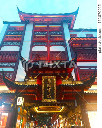 上海豫園商城正門：融合歷史與活力的中國傳統建築 131870925