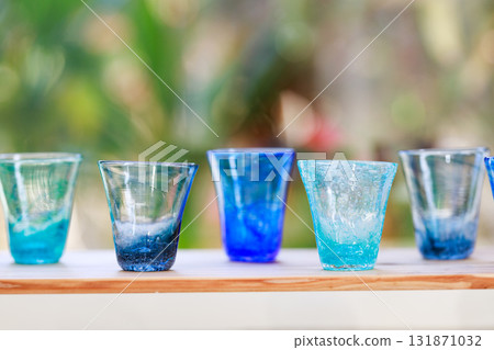 桌上擺滿了琉球玻璃杯，背景是自然光 131871032