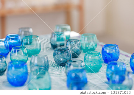 桌上擺滿了琉球玻璃杯,背景是自然光 桌上擺滿了琉球玻璃杯,背景是自然光 131871033
