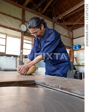 老人在陶藝工作室揉捏黏土 131871252