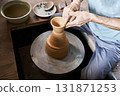 陶工使用陶輪塑造器皿 131871253