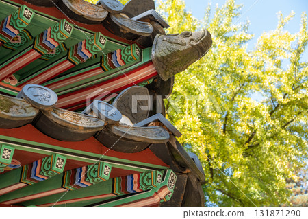 Korean Traditional Building in Secret Garden or Huwon of Changdeokgung Palace, in Seoul, South Korea. with beautiful autumn foliage. It was used as a place of leisure by members of the royal family 131871290