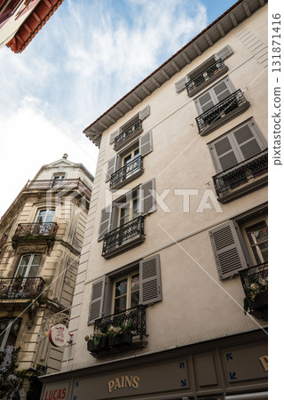 法國巴斯克地區中心巴約訥的一條街道，兩旁都是歷史建築 131871416