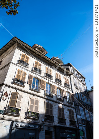 法國巴斯克地區中心巴約訥的一條街道，兩旁都是歷史建築 131871421